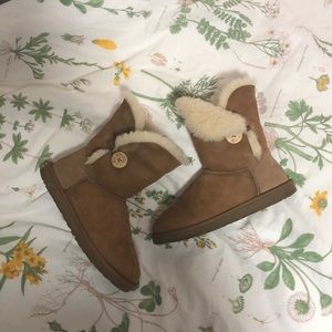Like new! Chestnut Bailey Button Uggs